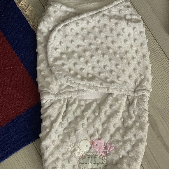 Blankets and Beyond Swaddle Blanket. Size 0-3 m - Picture 2 of 8